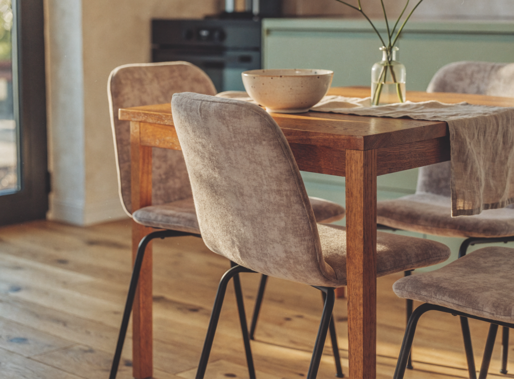 Keukenstoelen Rond Een Eiken Tafel Vier Gestoffeerde Keukenstoelen Met Zwarte Metalen Poten Rond Een Compacte Eiken Tafel