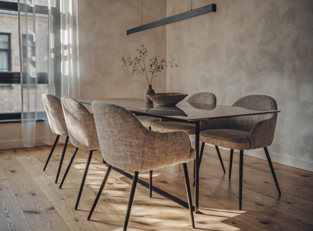Salle A Manger Moderne Avec Table En Ceramique, Chaises Rembourrees Et Suspension Lineaire