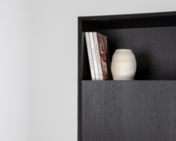 Michel Denolf Cubico bergkast in zwart eiken, detail van de open nis met boeken en vaas