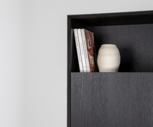 Michel Denolf Cubico bergkast in zwart eiken, detail van de open nis met boeken en vaas