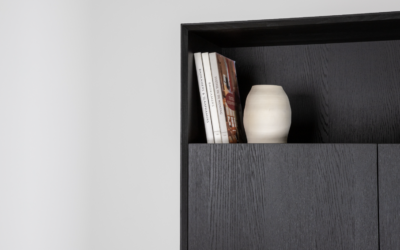Michel Denolf Cubico Bergkast In Zwart Eiken, Detail Van De Open Nis Met Boeken En Vaas