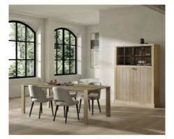 Michel Denolf Wood35 kast in licht eiken met glazen bovendeuren, in een eetkamer met eettafel en stoelen