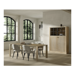 Michel Denolf Wood35 kast in licht eiken met glazen bovendeuren, in een eetkamer met eettafel en stoelen