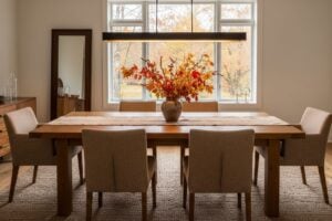 Langwerpige Hanglamp Op De Juiste Hoogte Boven Een Eiken Eettafel