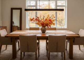 Langwerpige Hanglamp Op De Juiste Hoogte Boven Een Eiken Eettafel