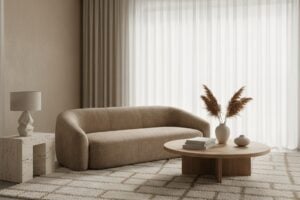 Hedendaagse Woonkamer Met Gebogen Zetel In Boucl&eacute; En Ronde Eiken Salontafel