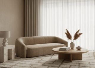 Hedendaagse Woonkamer Met Gebogen Zetel In Bouclé En Ronde Eiken Salontafel