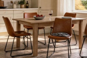 Afwasbare Keukenstoelen In Cognac Kunstleder Aan Een Eiken Keukentafel