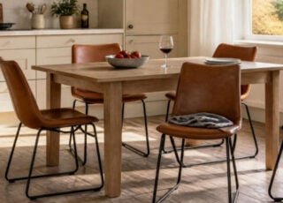 Afwasbare Keukenstoelen In Cognac Kunstleder Aan Een Eiken Keukentafel