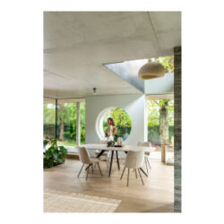 Saluti, eetkamertafel ovaal 150 X 105 cm. - centrale teenpoot - rough off black - Light sand