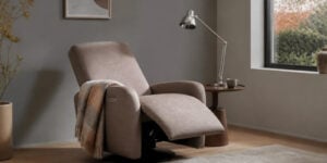 Elektrische Relaxzetel In Taupe Stof, Uitgeklapt In Een Woonkamer