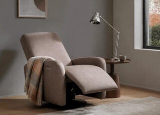 Elektrische Relaxzetel In Taupe Stof, Uitgeklapt In Een Woonkamer