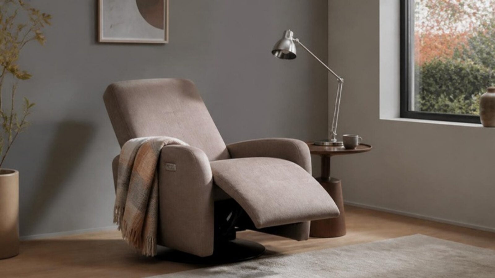 Elektrische Relaxzetel In Taupe Stof, Uitgeklapt In Een Woonkamer Elektrische Relaxzetel In Taupe Stof, Uitgeklapt In Een Woonkamer