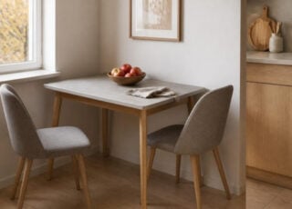 Keukentafel Van 120 X 80 Cm Met De Lange Zijde Tegen De Muur In Een Kleine Keuken
