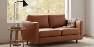 Loveseat In Cognac Leder In Een Leeshoek Bij Het Raam