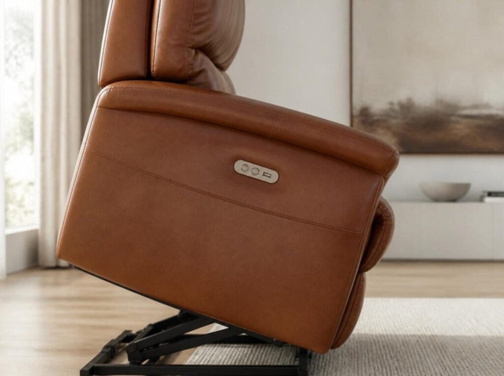 Bedieningspaneel En Opstahulp Van Een Relaxzetel In Cognac Leder Bedieningspaneel En Opstahulp Van Een Relaxzetel In Cognac Leder