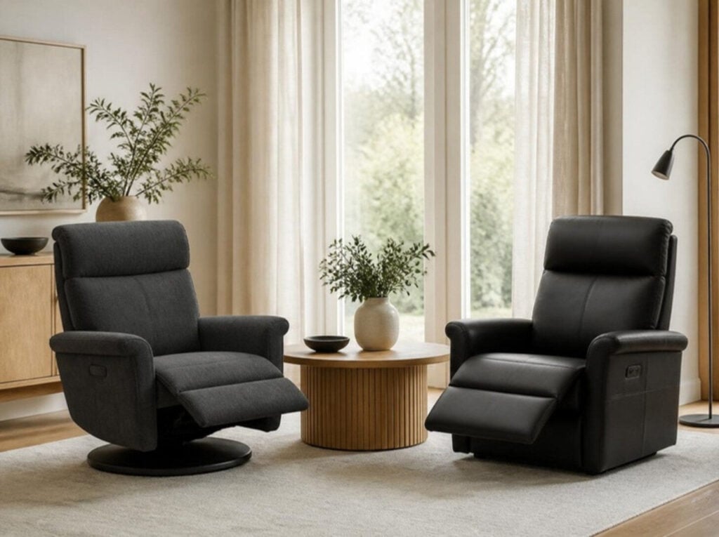 Twee Relaxzetels In Stof En Leder, Vrij In De Kamer Geplaatst Twee Relaxzetels In Stof En Leder, Vrij In De Kamer Geplaatst