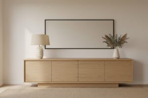 Rechthoekige Spiegel Boven Een Eiken Dressoir In De Eetkamer
