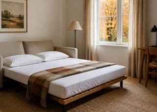 Uitgeklapt Zetelbed Met Lattenbodem En Matras In Een Logeerkamer